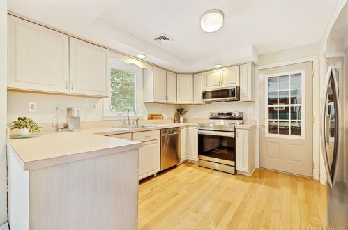 149 Kent Ln, Wapping, CT 06074-2259