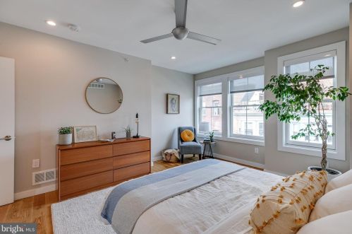 720 4 St, Philadelphia PA 19147-3127 exterior