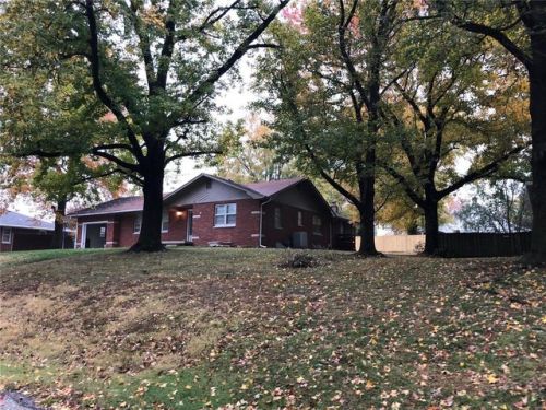 613 Clover Dr, Lebanon, IL 62254-1140