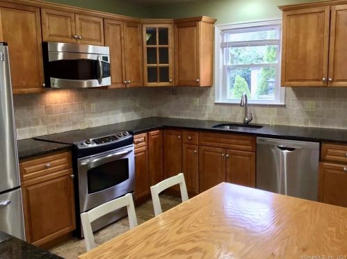 32 Ettl Ln, Greenwich CT  06831-4138 exterior