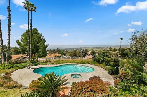 16350 Rancho Escondido Dr, Riverside CA  92506-5816 exterior