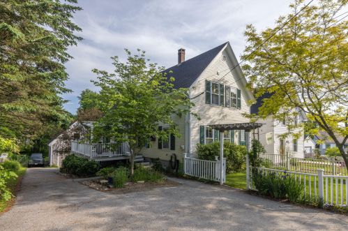 11 Maple St, Camden, ME 04843-1805