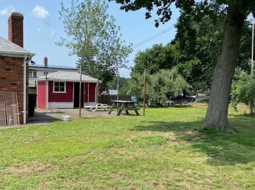 93 Fessenden St, Warwick, RI 02886-1104