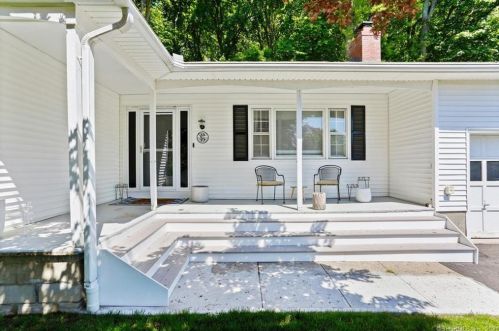 8 Shelton St, Derby, CT 06418-2523