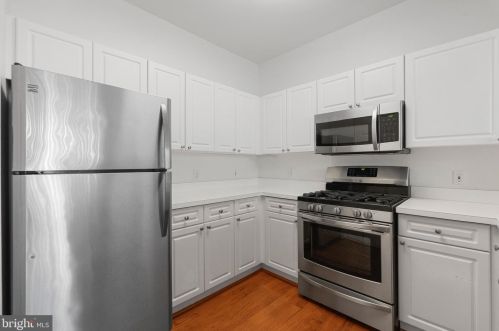2111 Highcourt Ln, Herndon, VA 20170-6017
