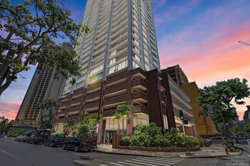 2427 Kuhio Ave, Honolulu HI  96815-3301 exterior