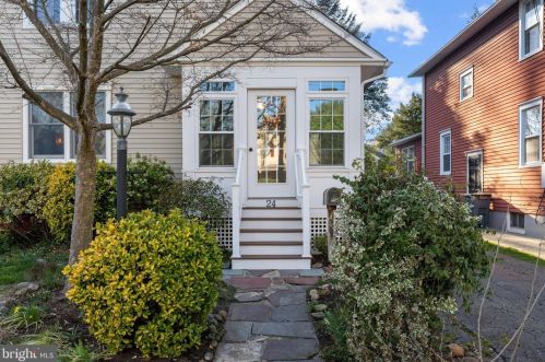 24 Evergreen Ln, Tavistock NJ  08033-1202 exterior