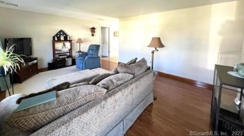 27 Meeting House Ln, Gales Ferry, CT 06339-1721