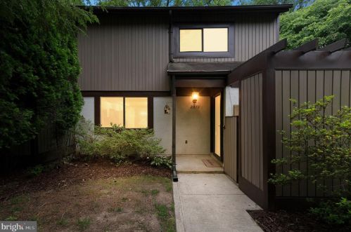 2272 Wheelwright Ct, Herndon, VA 20191-2331