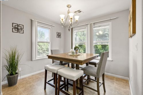 1048 Old Oak Ln, Hayward, CA 94541-6200