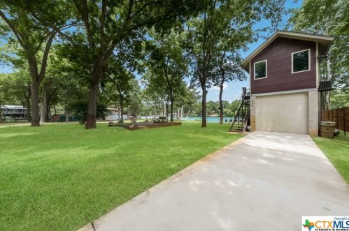 332 Mdw Lk Dr, Seguin TX 78155-9206 exterior