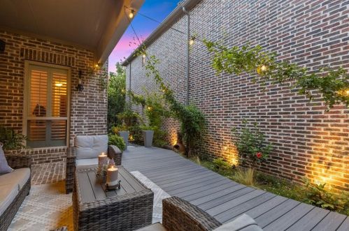 2253 Longwood Dr, Carrollton TX 75010-4912 exterior