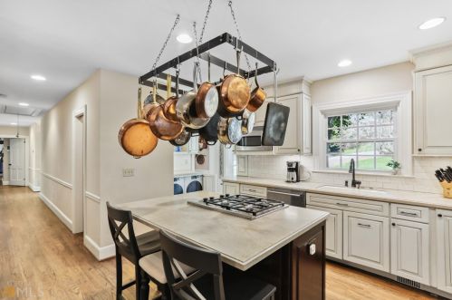 2885 Mornington Dr, Atlanta GA  30327-1272 exterior