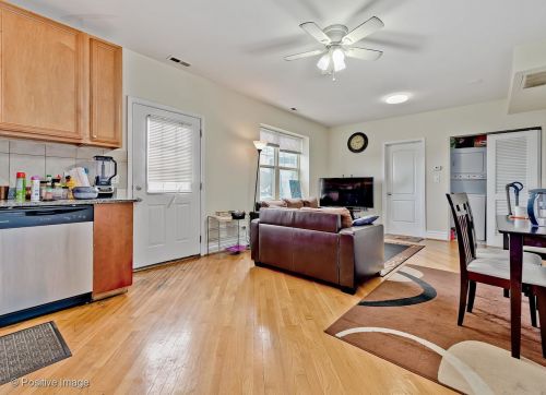 2821 Rosemont Ave, Chicago, IL 60659-1695