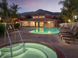 241 Country Club Dr, Simi Valley CA  93065-6626 exterior