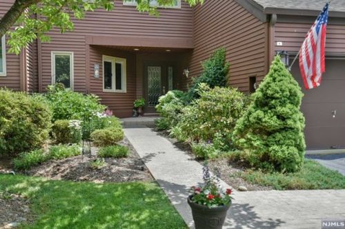 29 Indian Field Ct, Mahwah, NJ 07430-2243