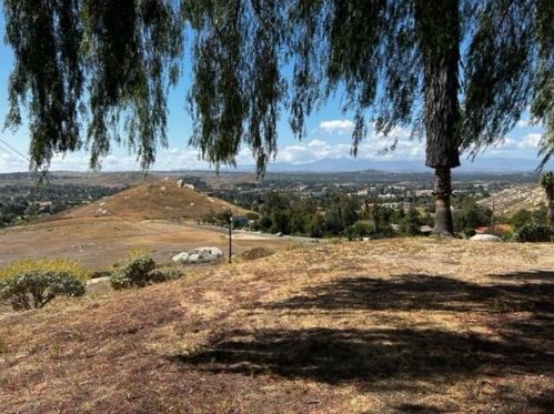 2270 Mt Vernon Ave, Riverside CA  92507-4624 exterior