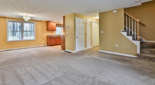 38 Scottsdale Dr, Hudson NH  03051-3750 exterior