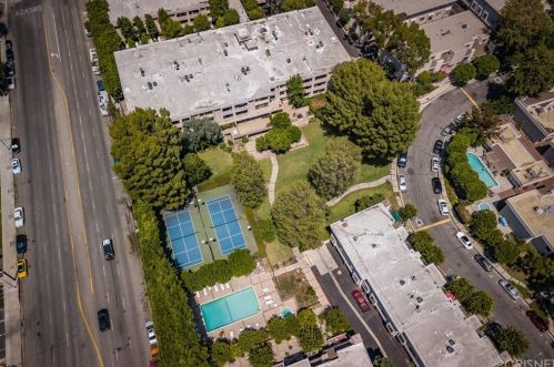 15231 Magnolia Blvd, Van Nuys CA  91403-1110 exterior