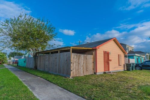 1302 57th St, Galveston, TX 77551-4431