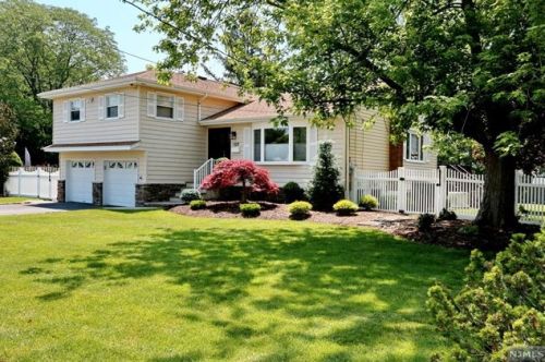 177 Merritt Dr, Oradell, NJ 07649-1822