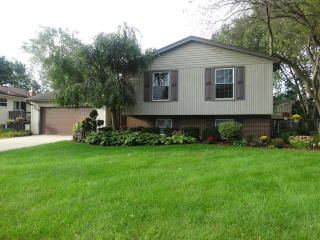 1376 Groton Ln, Wheaton, IL 60189-7748
