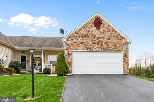 1851 Deerfield Dr, York, PA 17315-3706