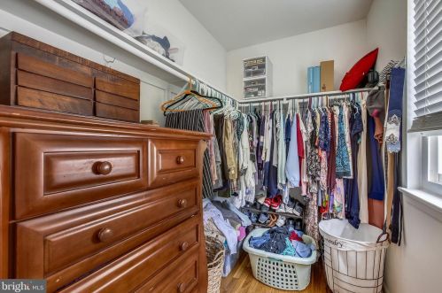 1576 Goldenrain Ct, Herndon VA  20190-4037 exterior