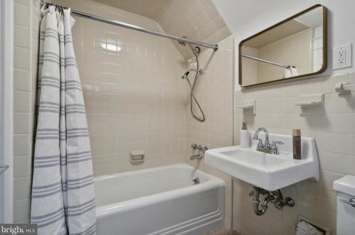 426 Durham St, Philadelphia PA  19119-1222 exterior