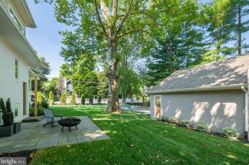 377 Kings Hwy, Tavistock NJ 08033-2004 exterior