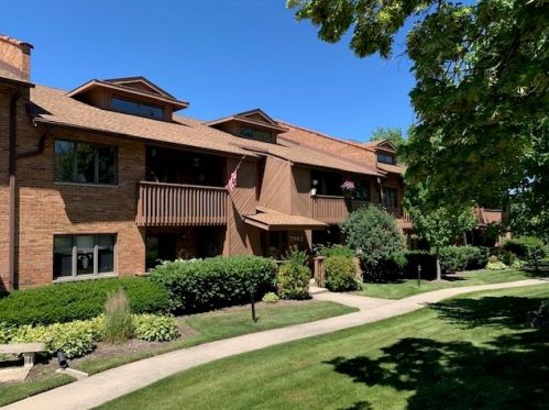 7962 Garfield Ave, Willowbrook IL  60527-5904 exterior