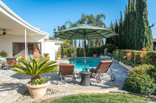 1629 Heather Ridge Dr, Glendale CA  91207-1035 exterior