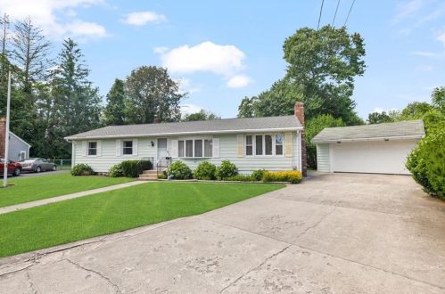 20 Crocus St, Warwick, RI 02886-0617