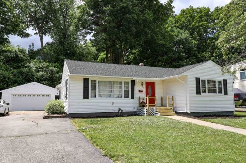 42 Avon Dr, Nashua, NH 03064-1905