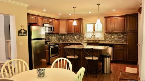 72 Gaylord Dr, Waterbury, CT 06708-2111