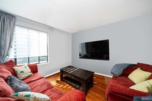 384 Palisade Ave, Cliffside Park, NJ 07010-4731