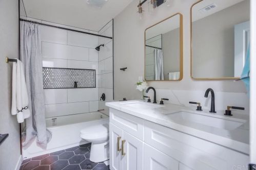 1461 Darwin Dr, Oceanside CA  92056-3042 exterior