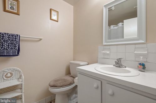 216 Valleybrook Dr, Lancaster PA  17601-4623 exterior