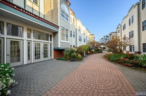 106 The Promenade, Edgewater NJ  07020-2103 exterior