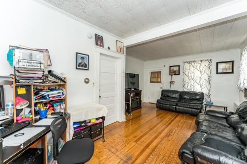 213 7th Ave, Manville, NJ 08835-1215