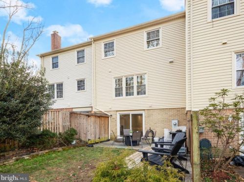 9733 Lakepointe Dr, Springfield VA  22015-1881 exterior