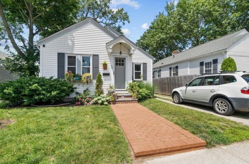 16 Hillview Ave, Providence, RI 02908-2321