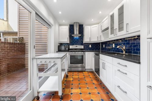 904 10th St, Philadelphia PA 19147-3744 exterior