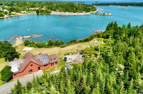 29 Hamilton Dr, Vinalhaven, ME 04863-3617