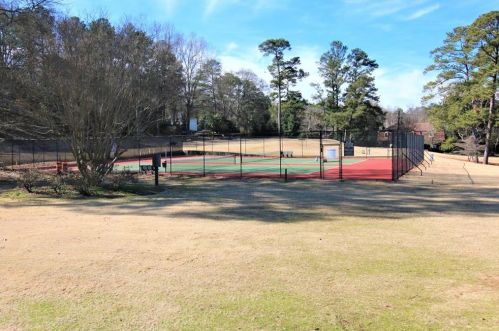 71 Montre Sq, Atlanta GA  30327-4044 exterior