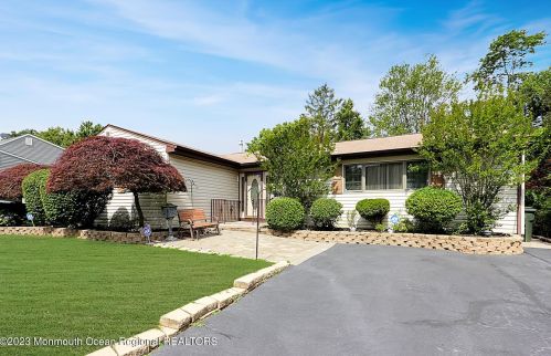 22 Knoll Ter, Hazlet, NJ 07730-1310