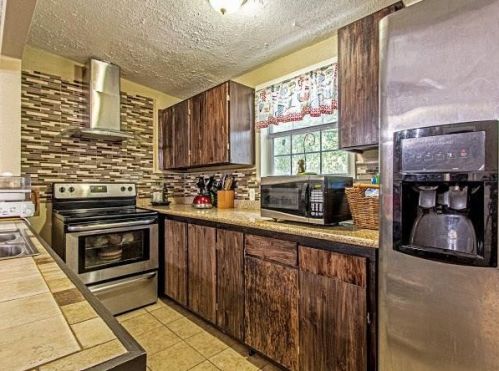 10 Michael St, Huntsville, TX 77320-1384