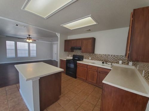 470 Whispering Holw Dr, Uhland TX 78640-4662 exterior