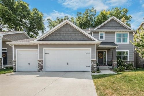 160 Dillon Dr, Waukee, IA 50263-2108
