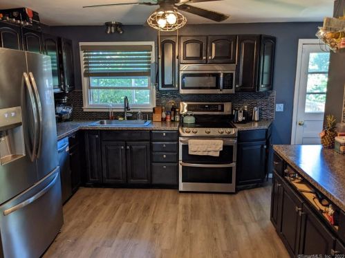 11 Parkwood Dr, Gales Ferry, CT 06335-1634